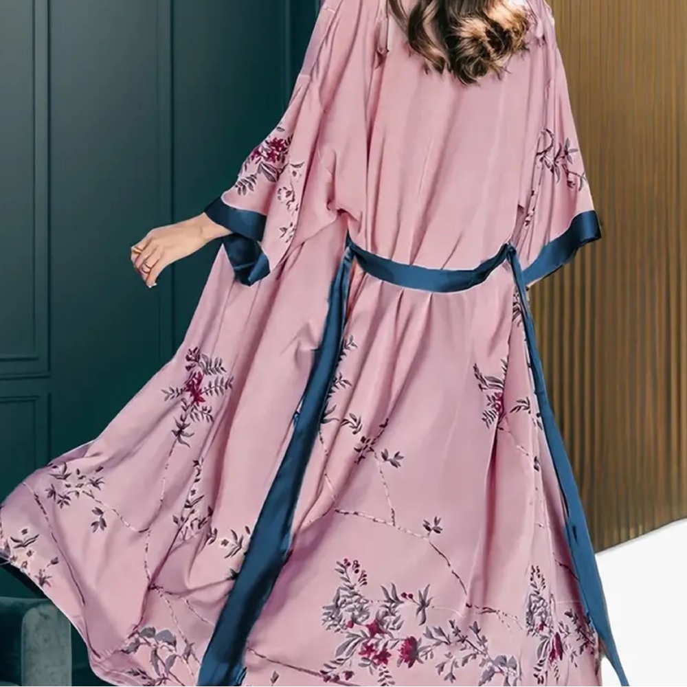 Violet Robe - Picture 7 of 7